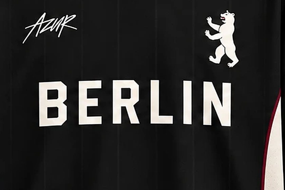 Detail: Azur-Signatur, Berliner Bär und BERLIN auf der Brust